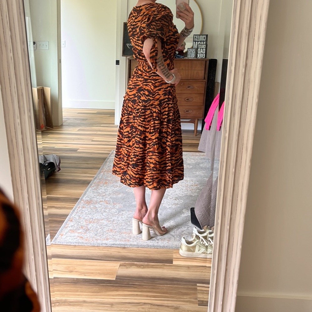 WALTER‎ BAKER Yosline Gathered Tiger Jacquard Midi Dress Size 4 NWOT - Picture 3 of 14